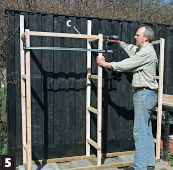 Växthus mot vägg: Montera sidorna till bottenramen Växthus mot vägg: Montera sidorna till bottenramen